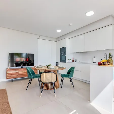 Apartment Edge Luxury Beachfront 2br With 3 Pools, Wellness, Gym