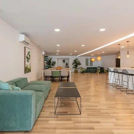 Edge Luxury Beachfront 2br With 3 Pools, Wellness, Gym