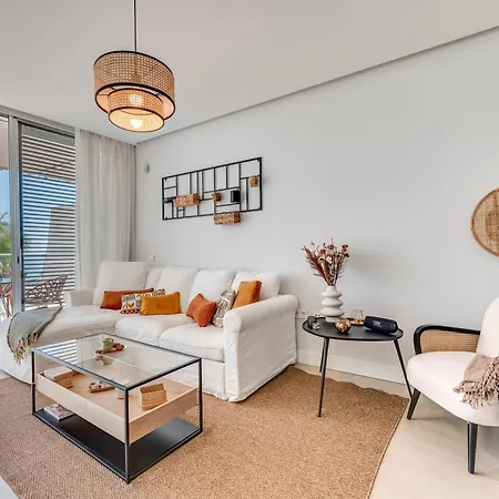 Edge Luxury Beachfront 2br With 3 Pools, Wellness, Gym