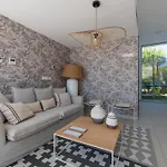 Edge Luxury Beachfront 2br With 3 Pools, Wellness, Gym Εστεπόνα