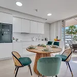 Edge Luxury Beachfront 2br With 3 Pools, Wellness, Gym