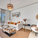 Edge Luxury Beachfront 2br With 3 Pools, Wellness, Gym