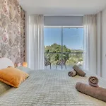 Edge Luxury Beachfront 2br With 3 Pools, Wellness, Gym * Εστεπόνα