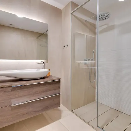 Edge Luxury Beachfront 2br With 3 Pools, Wellness, Gym *