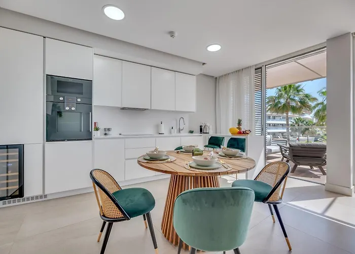 Edge Luxury Beachfront 2br With 3 Pools, Wellness, Gym