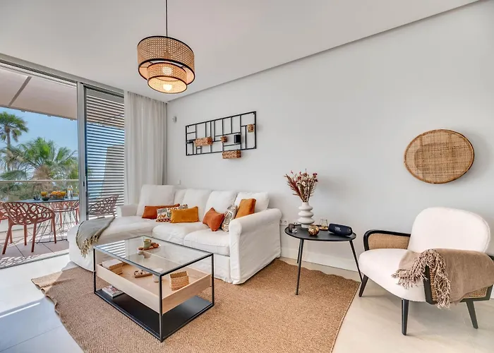 Edge Luxury Beachfront 2br With 3 Pools, Wellness, Gym