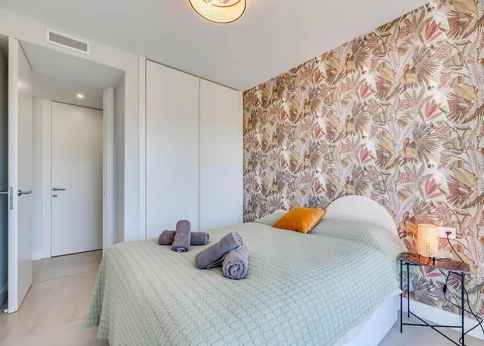 Edge Luxury Beachfront 2br With 3 Pools, Wellness, Gym