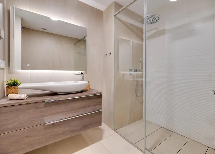 Edge Luxury Beachfront 2br With 3 Pools, Wellness, Gym *