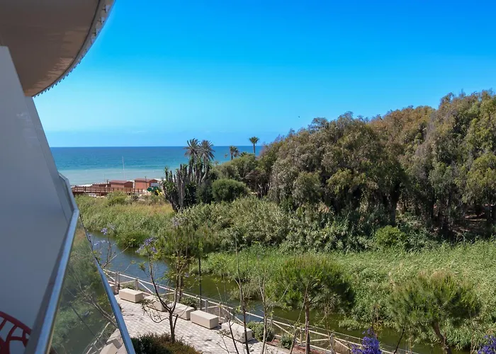 Edge Luxury Beachfront 2br With 3 Pools, Wellness, Gym